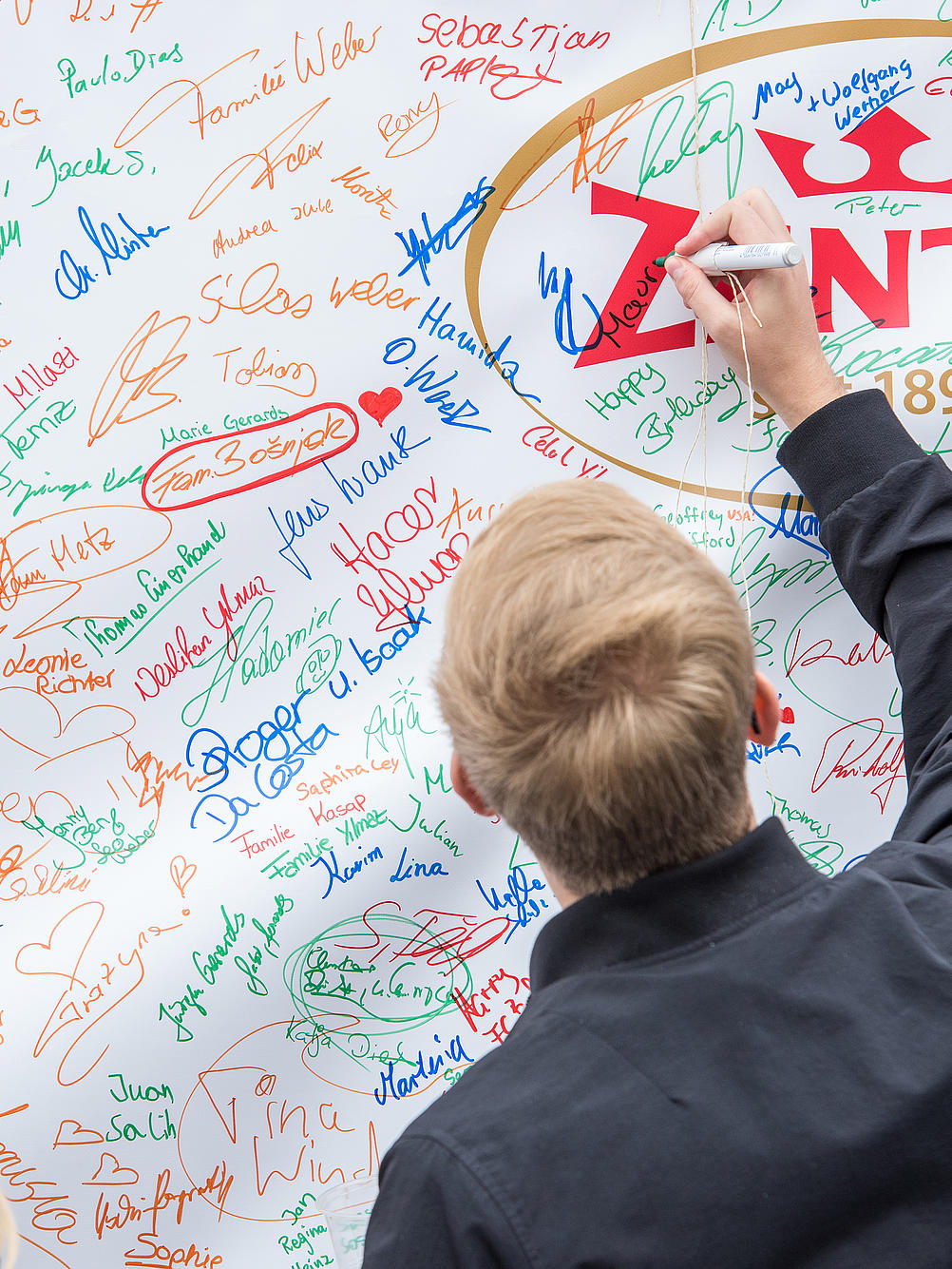 Tag der offenen Tür - Mann vschreibt seinen Namen auf Leinwand - Eventagentur REVIERKÖNIG