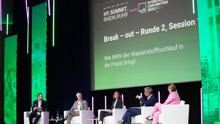 Reviekönig HY Summit Podiumsdiskussion auf der Hauptbühne - Hy.Summit.Rhein.Ruhr 2026 - Eventagentur REVIERKÖNIG