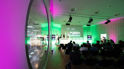 Reviekönig HY Summit Breakout Räume mit pinker Beleuchtung - Hy.Summit.Rhein.Ruhr 2026 - Eventagentur REVIERKÖNIG