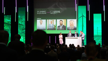 Reviekönig HY Summit Bühnensituation mit grüner Beleuchtung - Hy.Summit.Rhein.Ruhr 2026 - Eventagentur REVIERKÖNIG