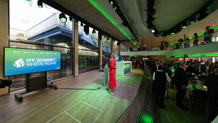 Reviekönig HY Summit Moderatorin - Hy.Summit.Rhein.Ruhr 2026 - Eventagentur REVIERKÖNIG